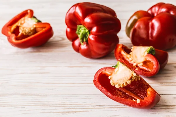 Rode paprika op houten achtergrond. Oogst — Stockfoto