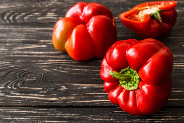 Pimiento rojo sobre fondo de madera. Cosecha —  Fotos de Stock