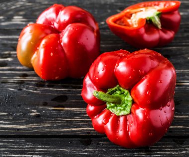 Ahşap arka plan üzerinde kırmızı biber. Hasat