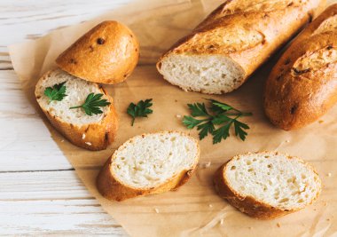 Fransız baget beyaz rustik masanın üzerine dilimlenmiş