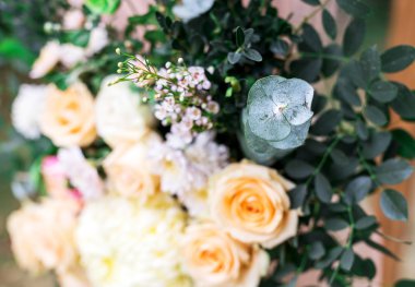 Restoran olarak dekorasyon için çiçek kompozisyonlar düzenlemek