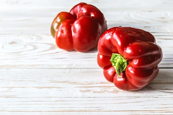 Pimenta vermelha no fundo de madeira. Colheita — Fotografia de Stock