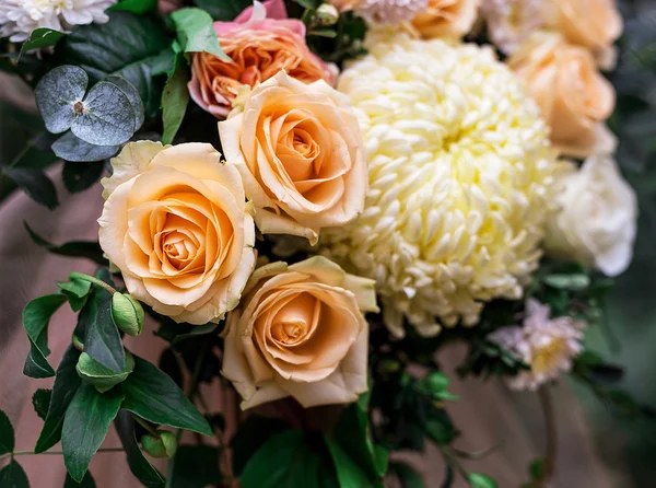 Composiciones de flores disponen para la decoración en el restaurante — Foto de Stock