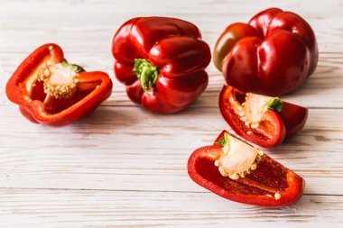 Ahşap arka plan üzerinde kırmızı biber. Hasat