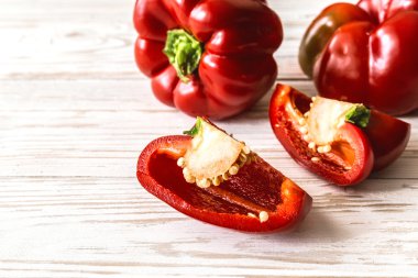 Ahşap arka plan üzerinde kırmızı biber. Hasat