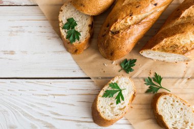 Fransız baget beyaz rustik masanın üzerine dilimlenmiş