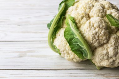 Organik karnabahar ahşap arka plan üzerinde. Hasat kavramı.