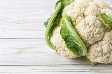 Organik karnabahar ahşap arka plan üzerinde. Hasat kavramı.