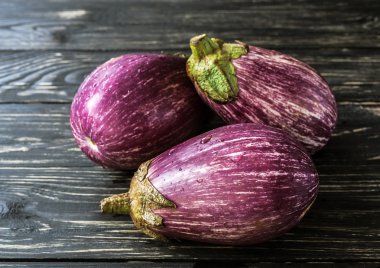 Ahşap arka plan üzerinde organik patlıcan. Hasat kavramı.