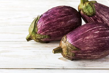 Ahşap arka plan üzerinde organik patlıcan. Hasat kavramı.