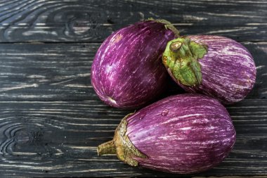 Ahşap arka plan üzerinde organik patlıcan. Hasat kavramı.