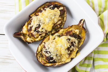 Kıyılmış et ve roka ile İtalyan patlıcan