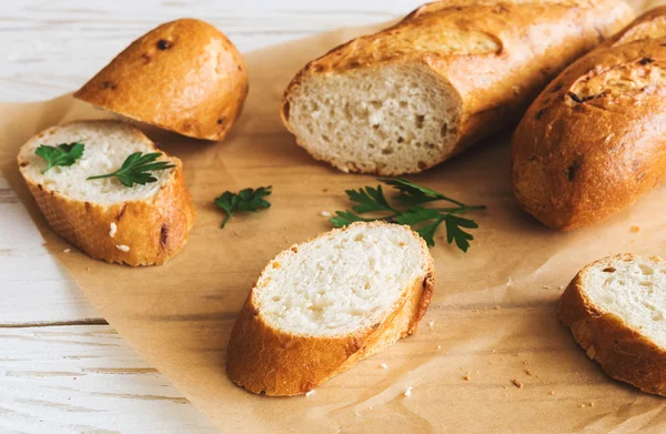 Fransız baget beyaz rustik masanın üzerine dilimlenmiş