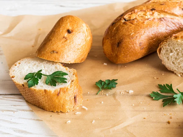 Fransız baget beyaz rustik masanın üzerine dilimlenmiş