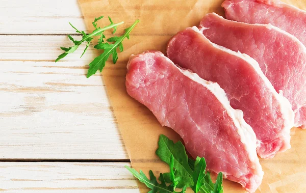 Tuz, biber ve roka ile taze çiğ domuz eti.  