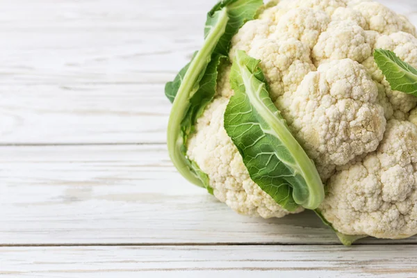 Organik karnabahar ahşap arka plan üzerinde. Hasat kavramı.