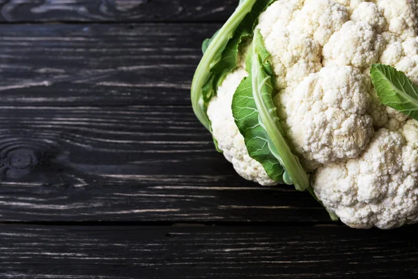 Organik karnabahar ahşap arka plan üzerinde. Hasat kavramı.