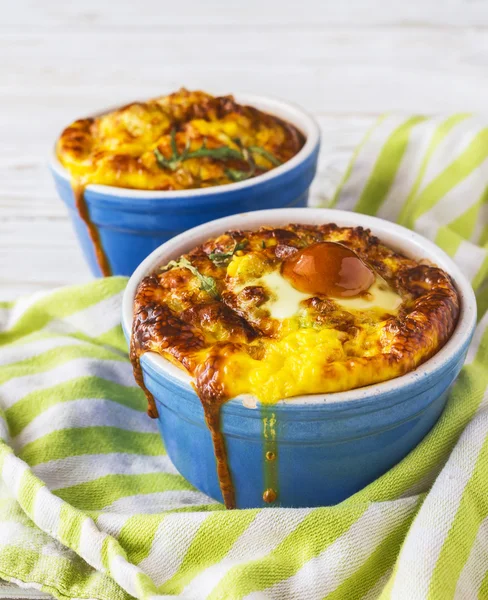 Coliflor italiana con huevos de codorniz, rúcula y especias —  Fotos de Stock