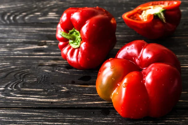 Röd paprika på trä bakgrund. Skörd Stockfoto