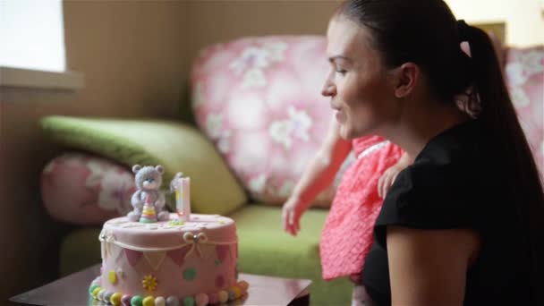 Verjaardagstaart, Baby en moeder vieren eerste verjaardag vakantie — Stockvideo