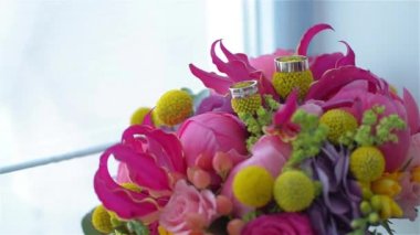 Alyans ve düğün buketi, düğün öznitelikleri