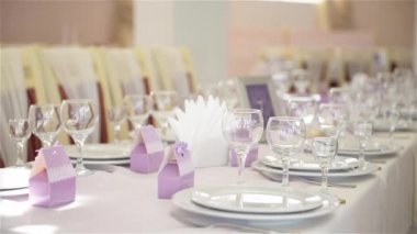 Bir düğün yemeği, güzel masa ayarlama için dekore edilmiş tablo