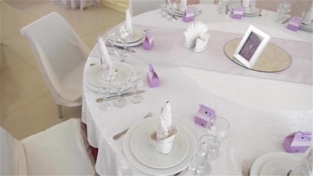 Украшенный стол для свадебного ужина, красивая сервировка стола — стоковое видео