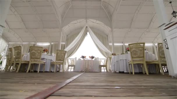Mesa decorada para una cena de boda, hermosa mesa de ajuste — Vídeo de stock