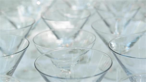 Verres vides au restaurant