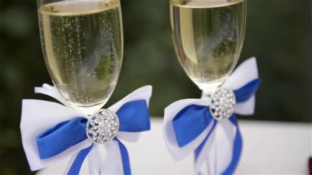 Gelas dengan Champagne, pernikahan, pengantin baru — Stok Video