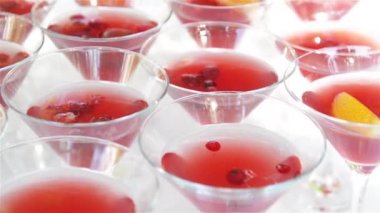 Limon dilimleri, portakal ve çilek ile ferahlatıcı bir içki ile sürahi