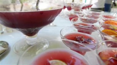 Limon dilimleri, portakal ve çilek ile ferahlatıcı bir içki ile sürahi