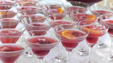 Limon dilimleri, portakal ve çilek ile ferahlatıcı bir içki ile sürahi