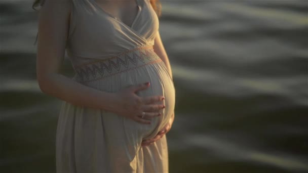 Wanita hamil yang cantik di tepi sungai — Stok Video