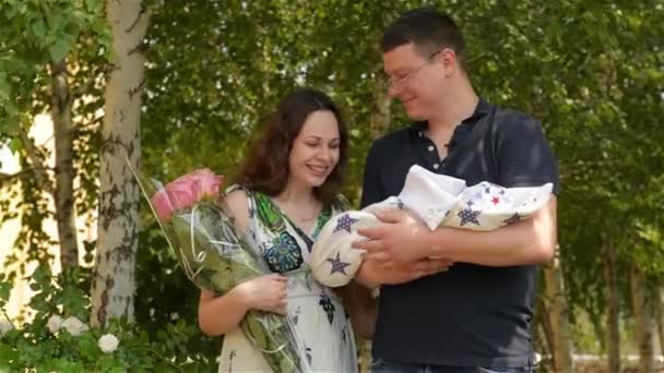 Parents with baby in park, parents took the child to the hospital — Stock Video