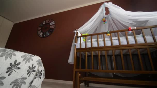 Тренажерный зал для новорожденных, детская кроватка — стоковое видео