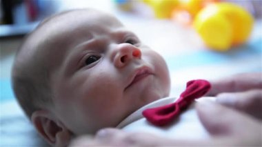 Bebek gülmüyorum, genç Baba onun bebeğim, bebeğim yalan üzerine bebeği kurulu ile oynarken