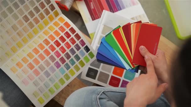Pareja joven seleccionando un color para un condominio, primer plano — Vídeo de stock