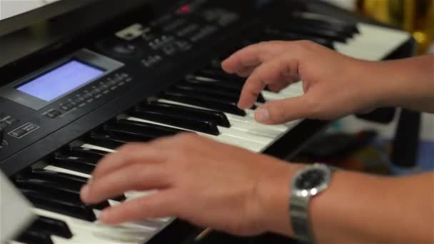Man plays on synthesizer, hands close-up, party, disco — 비디오