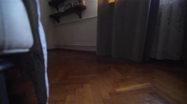Güzel kız uyanır, yataktan kalkar ve pencereyi açar, ayakları yakın çekim