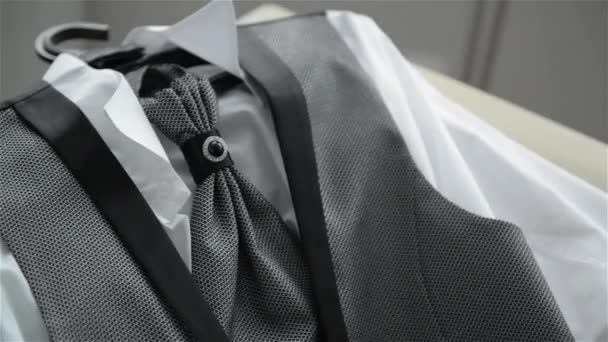 Düğün kostümü, güzel kravat, şenlikli yelek, şölen, etkinlik, erkek giyim — Stok video