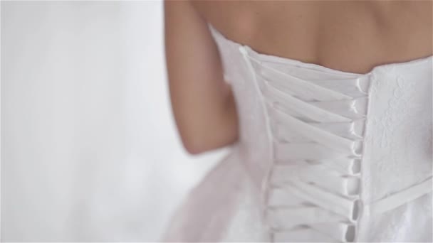 Dama de honor es cordón vestido de novia blanco para la novia hermosa, la preparación de la boda — Vídeos de Stock