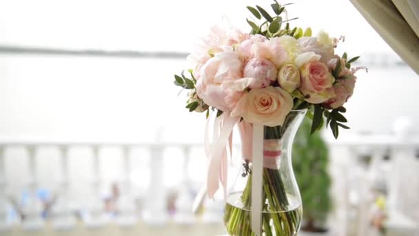 Wedding bouquet in a vase, Wedding attributes — Stock Video