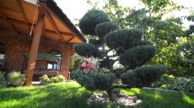 Bahçede süs ağaçları üzerinde düğün buketi açık havada