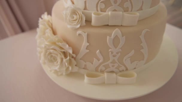 Многоуровневые свадебные торты, украшенный торт — стоковое видео