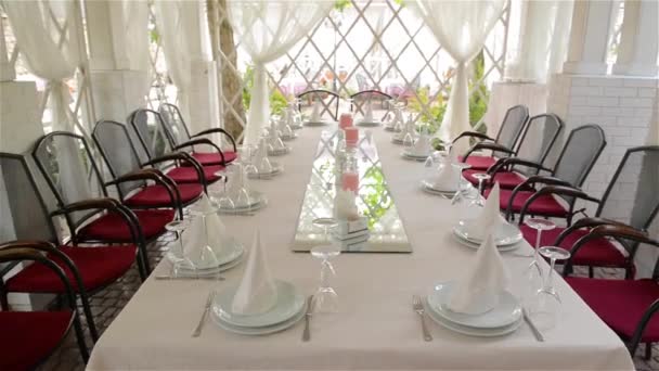 Mesa decorada para una cena de boda, hermosa mesa al aire libre — Vídeos de Stock