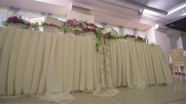 Gedeckter Tisch für ein Hochzeitsessen, schöne Tischdekoration — Stockvideo
