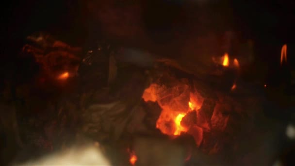 Gros plan de bois de chauffage brûlé par le feu