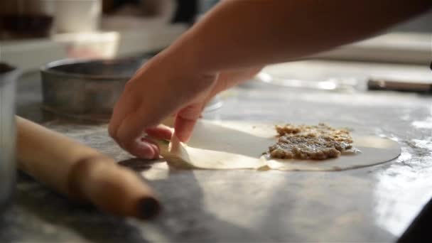 Kuchař připravuje masové paštiky, práce s těsta a náplň, detail — Stock video