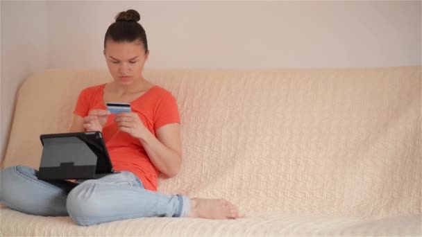 Vacker kvinna gör online shopping hemma — Stockvideo